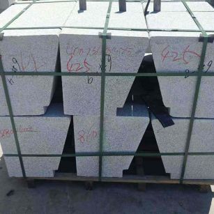 无锡 芝麻白异形坐凳，石凳