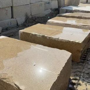 无锡 黄金麻方料堆场洗料分选中，原材料充足