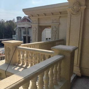 无锡 黄金麻别墅外墙干挂雕花配合阳台栏杆花瓶柱