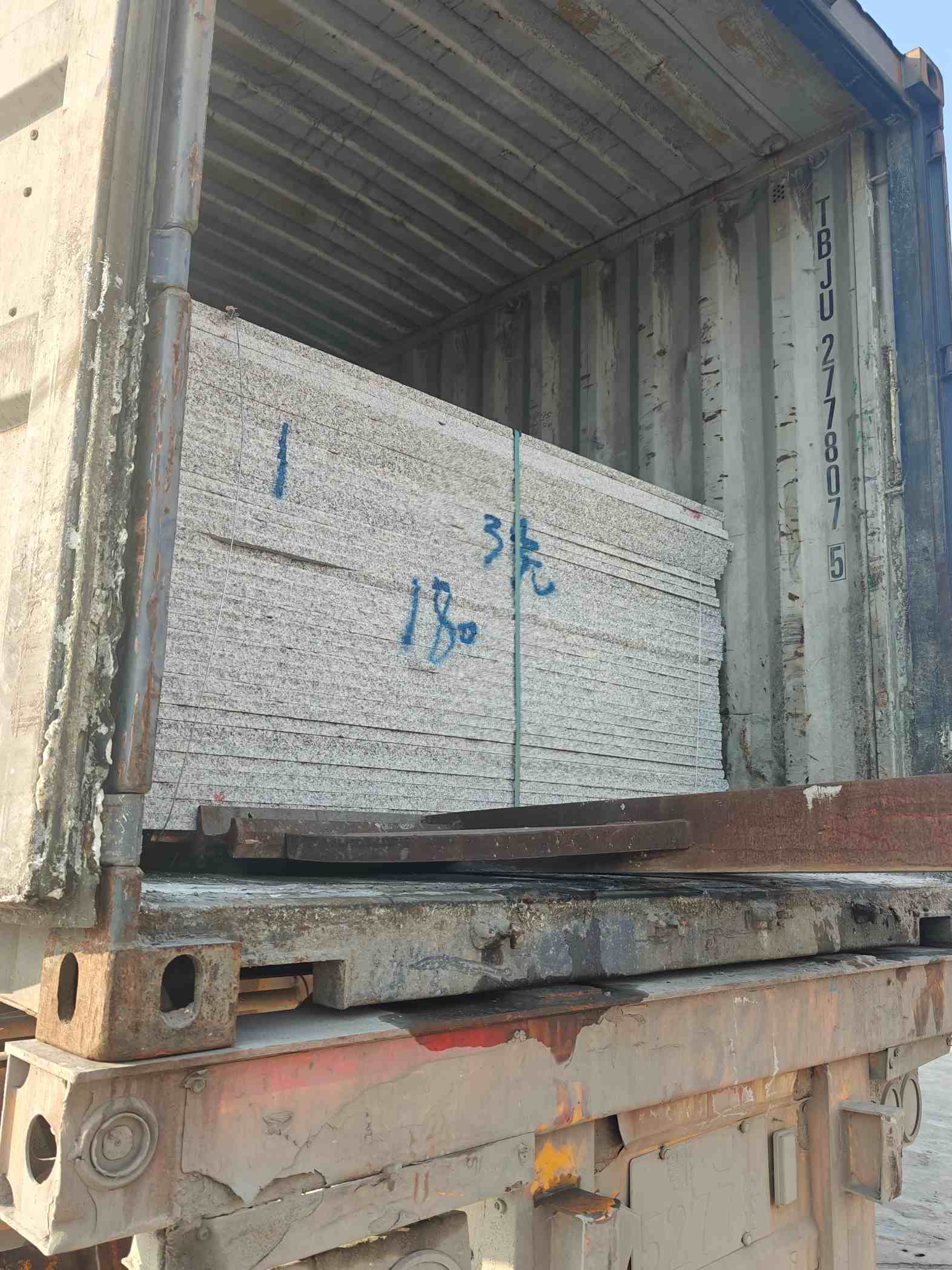 无锡 芝麻白花岗岩石材3.0公分光面毛板装柜出货