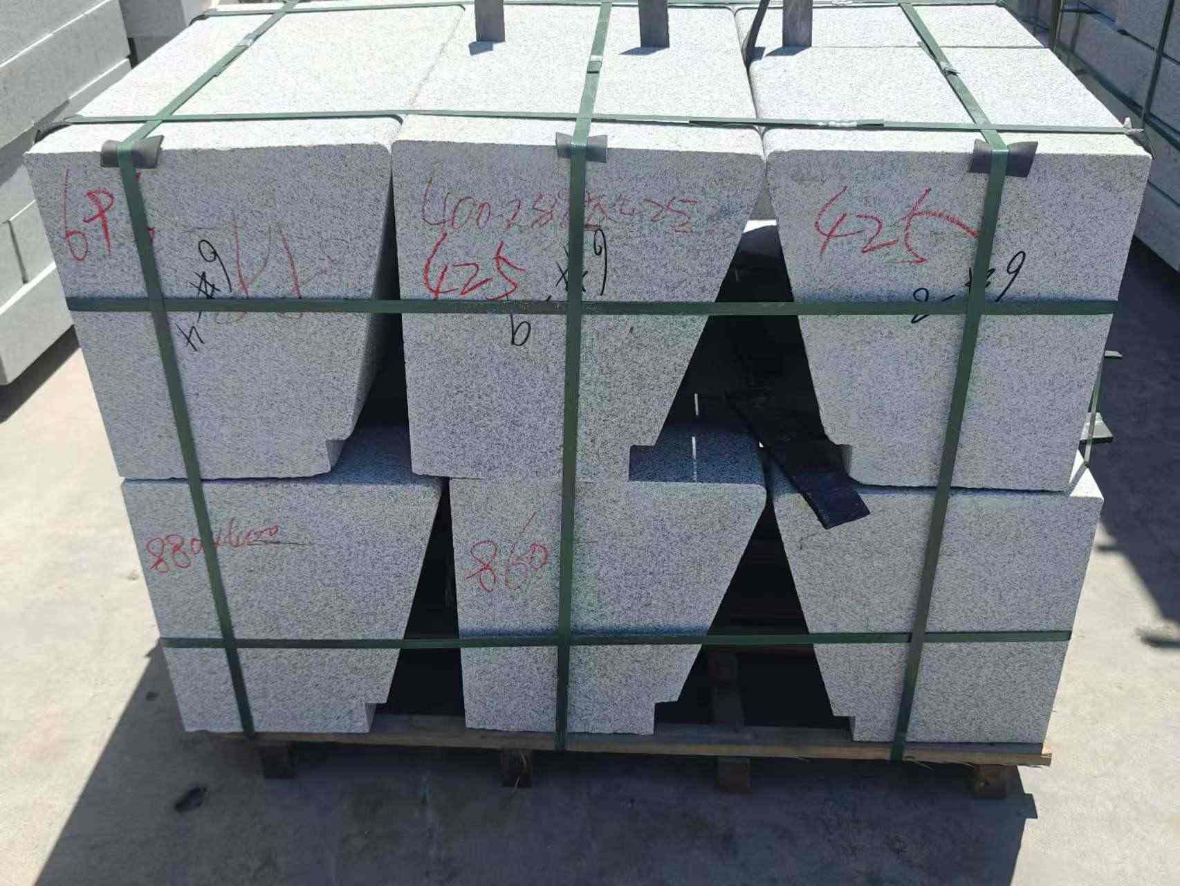 无锡 芝麻白异形坐凳，石凳