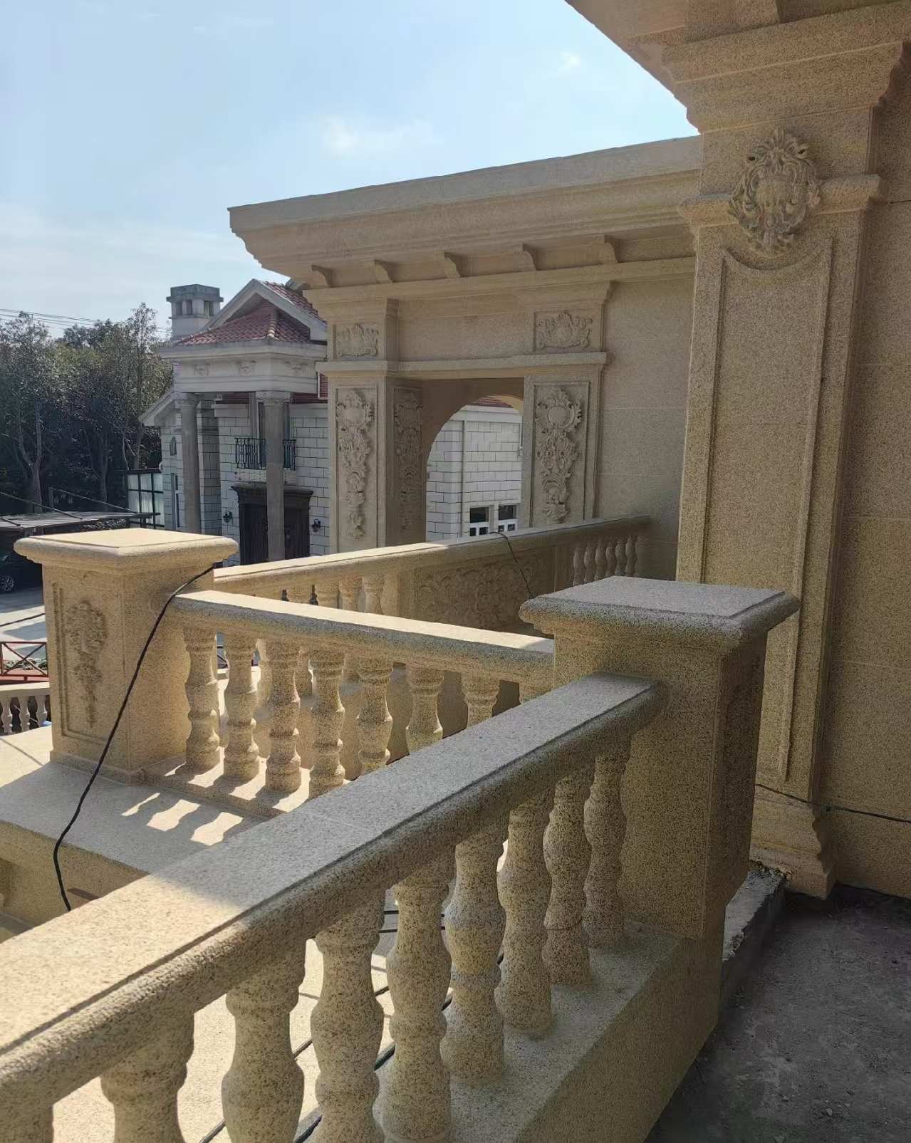 无锡 黄金麻别墅外墙干挂雕花配合阳台栏杆花瓶柱