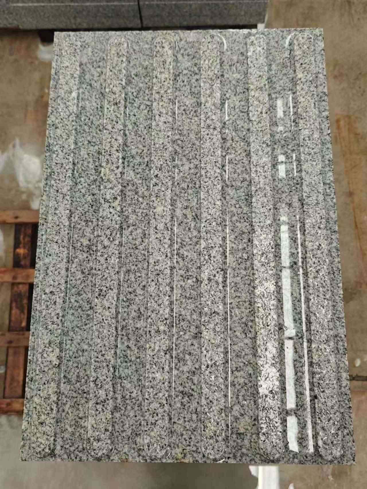 无锡 芝麻白花岗岩荔枝面雕刻盲道，盲条