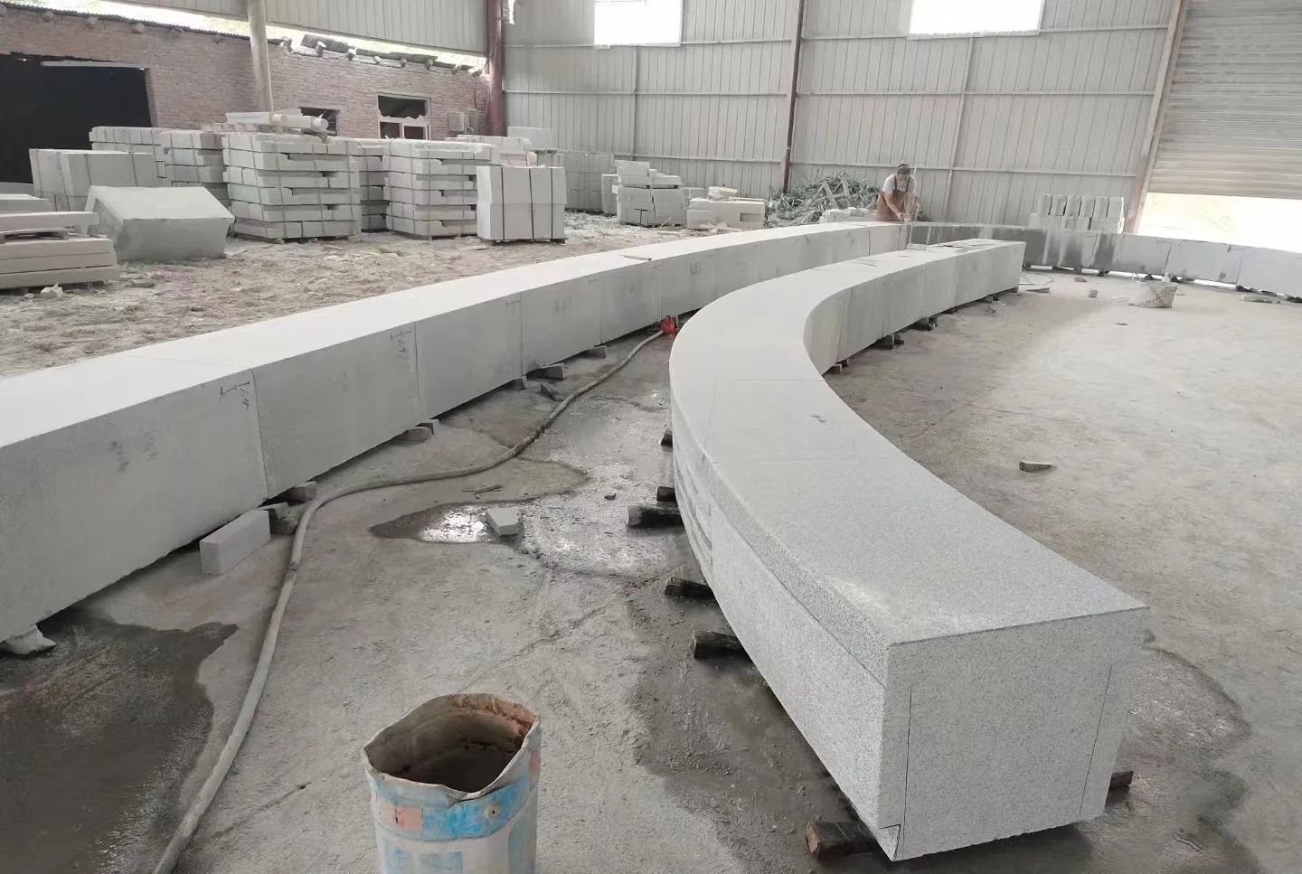 无锡芝麻白花岗岩石板材 园林光面弧形坐凳