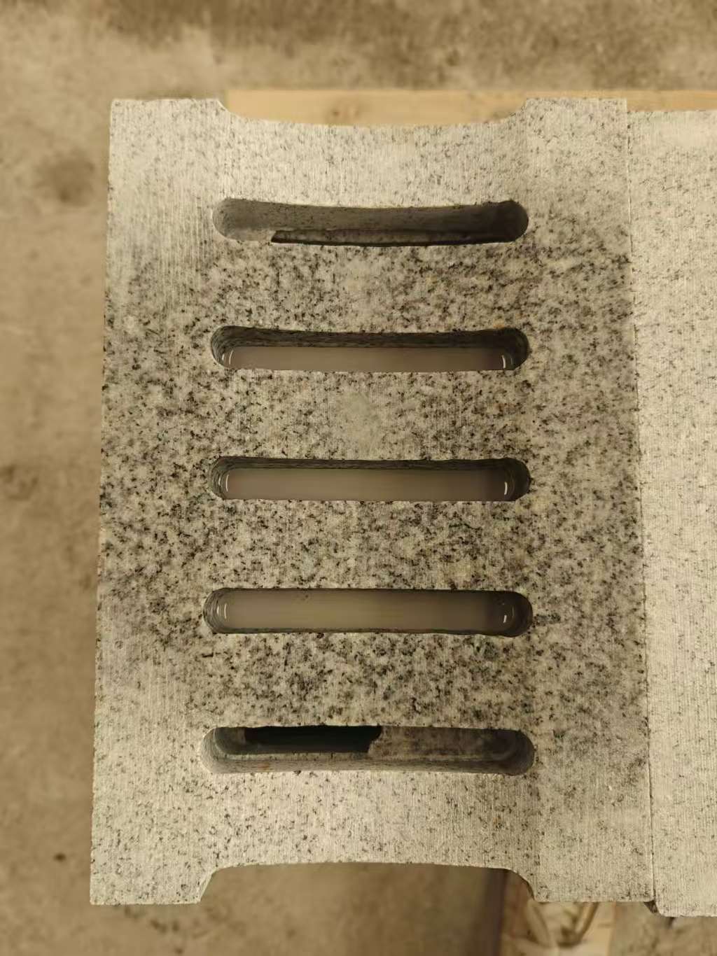 无锡 芝麻白拉丝面花岗岩U型开槽排水槽