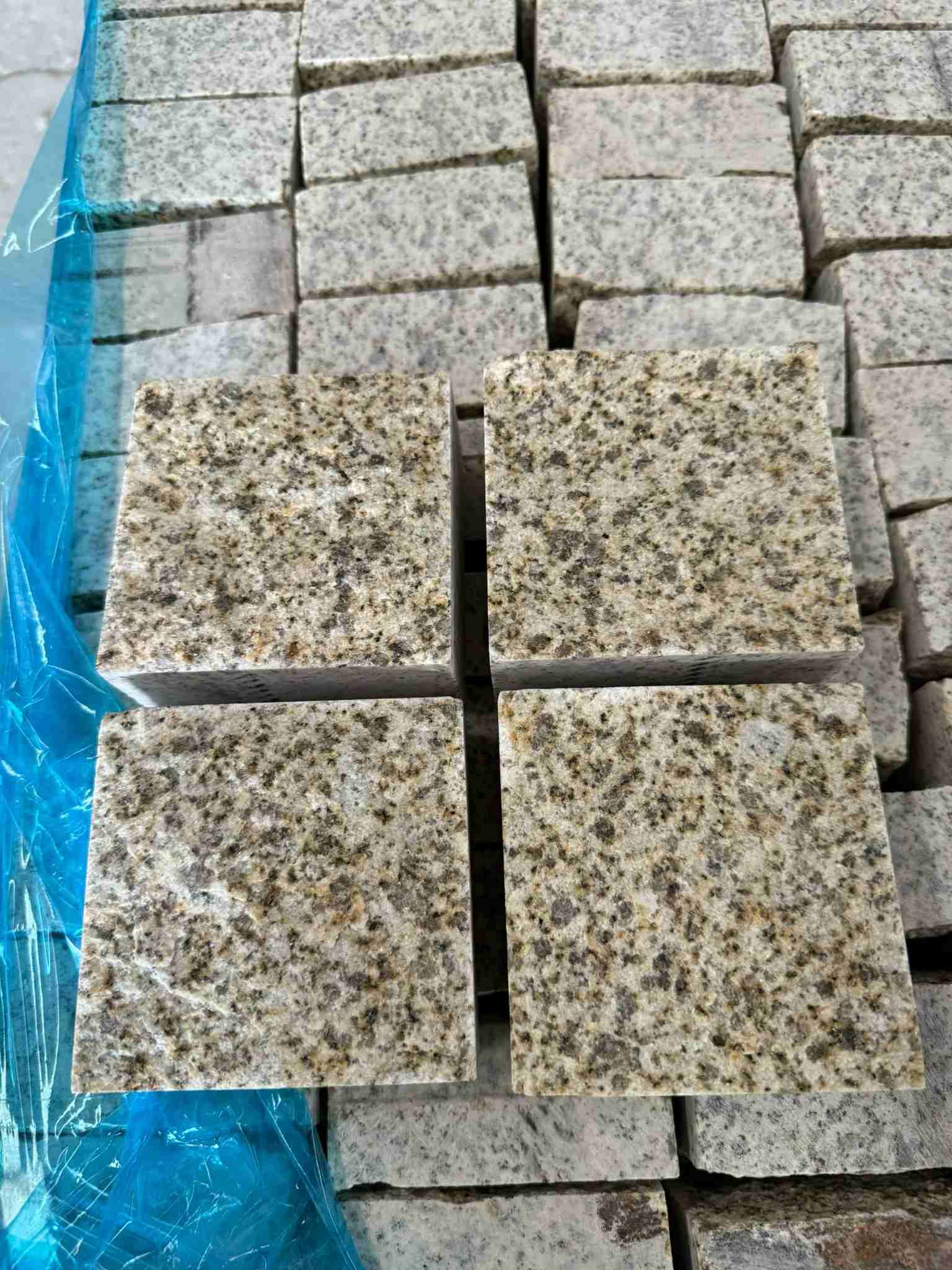 无锡 黄金麻花岗岩自然面小方块，弹石，马蹄石等