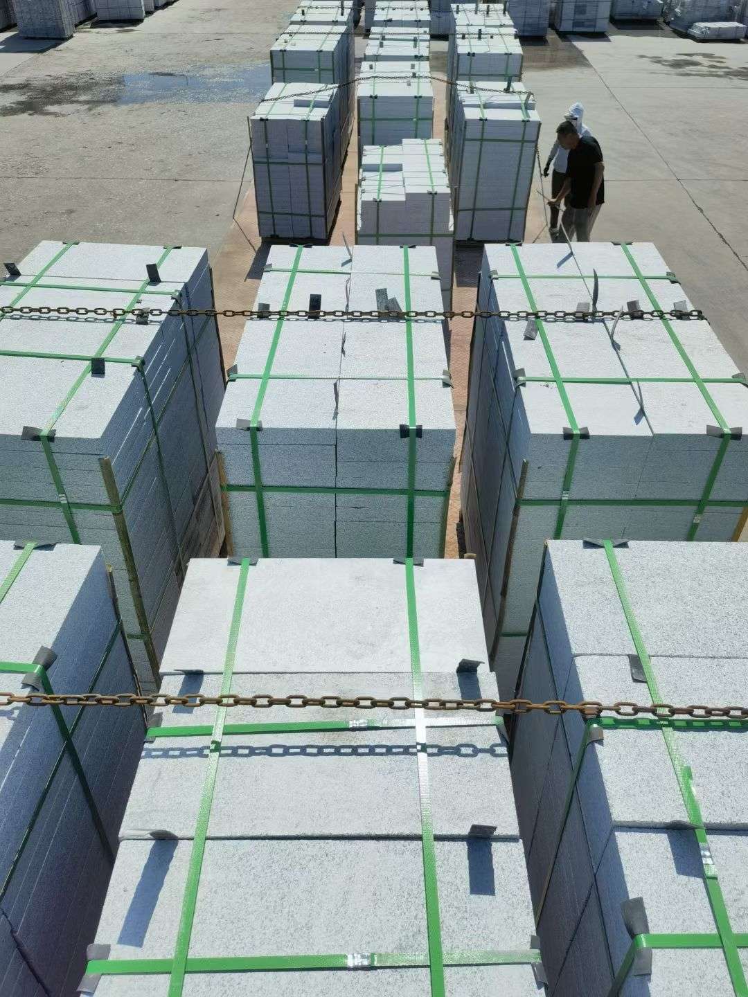 无锡 芝麻白花岗岩5公分地铺石 花岗岩厂家工厂装车日常