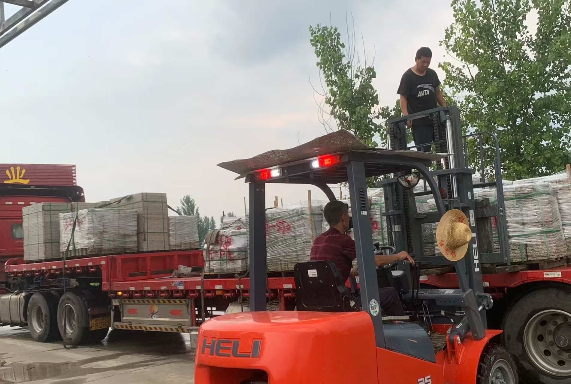 无锡 黄金麻冰裂纹，地铺石装车