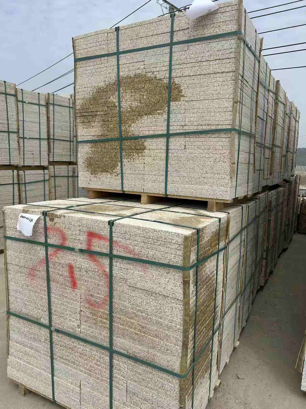 无锡 黄金麻花岗岩石材荔枝面地铺石2.5*300*600