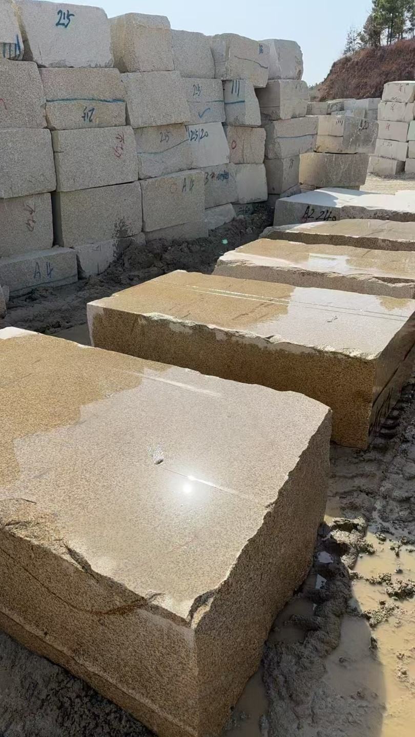 无锡 黄金麻方料堆场洗料分选中，原材料充足