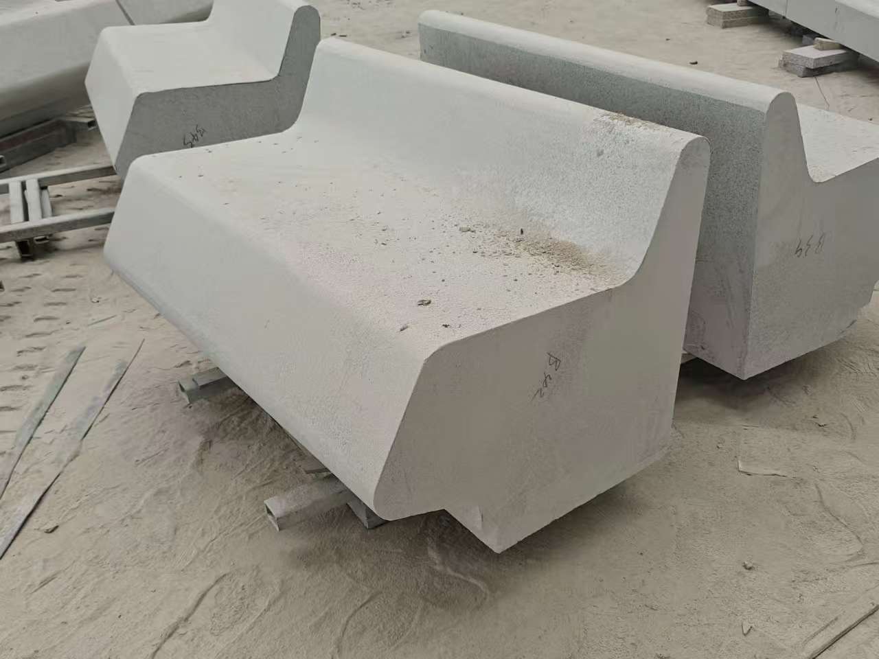 无锡 芝麻白花岗岩异形坐凳，石凳