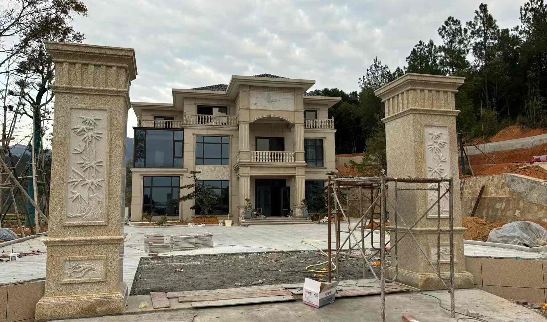 无锡 黄金麻花岗岩别墅雕花外墙干挂配上门口雕花罗马柱